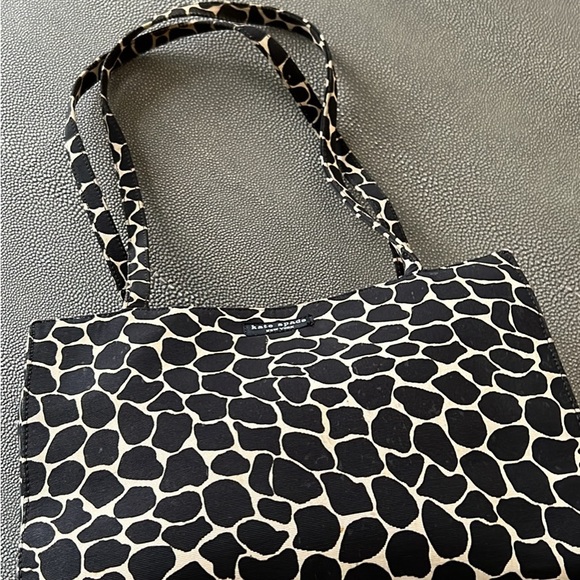 Vintage Black and white animal print handbag with snap closure, inside pocket. - Picture 2 of 6